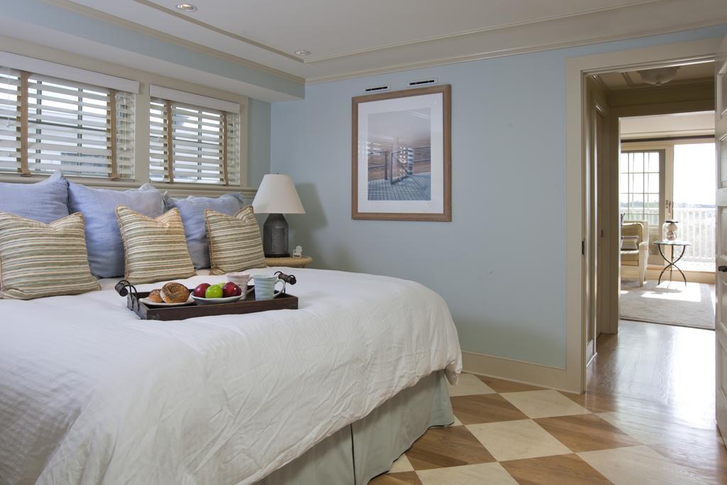 Vineyard Square Hotel And Suites Эдгартаун Номер фото
