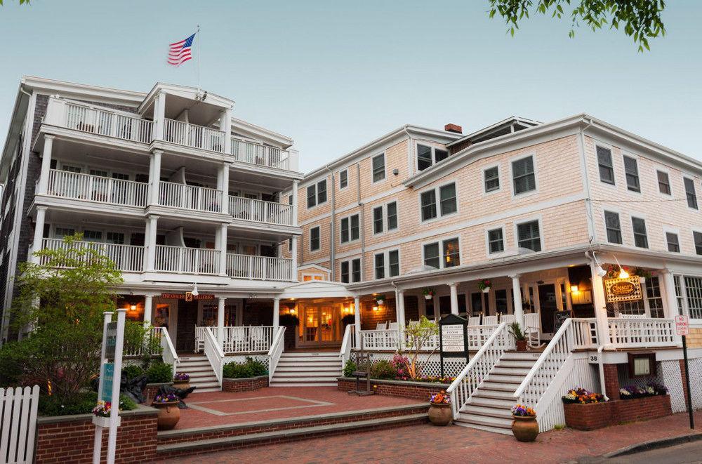 Vineyard Square Hotel And Suites Эдгартаун Экстерьер фото