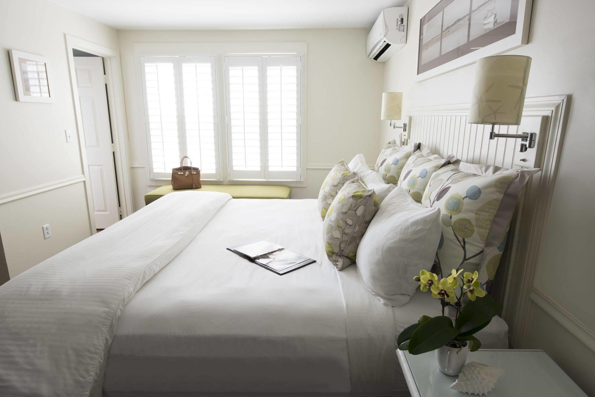 Vineyard Square Hotel And Suites Эдгартаун Экстерьер фото
