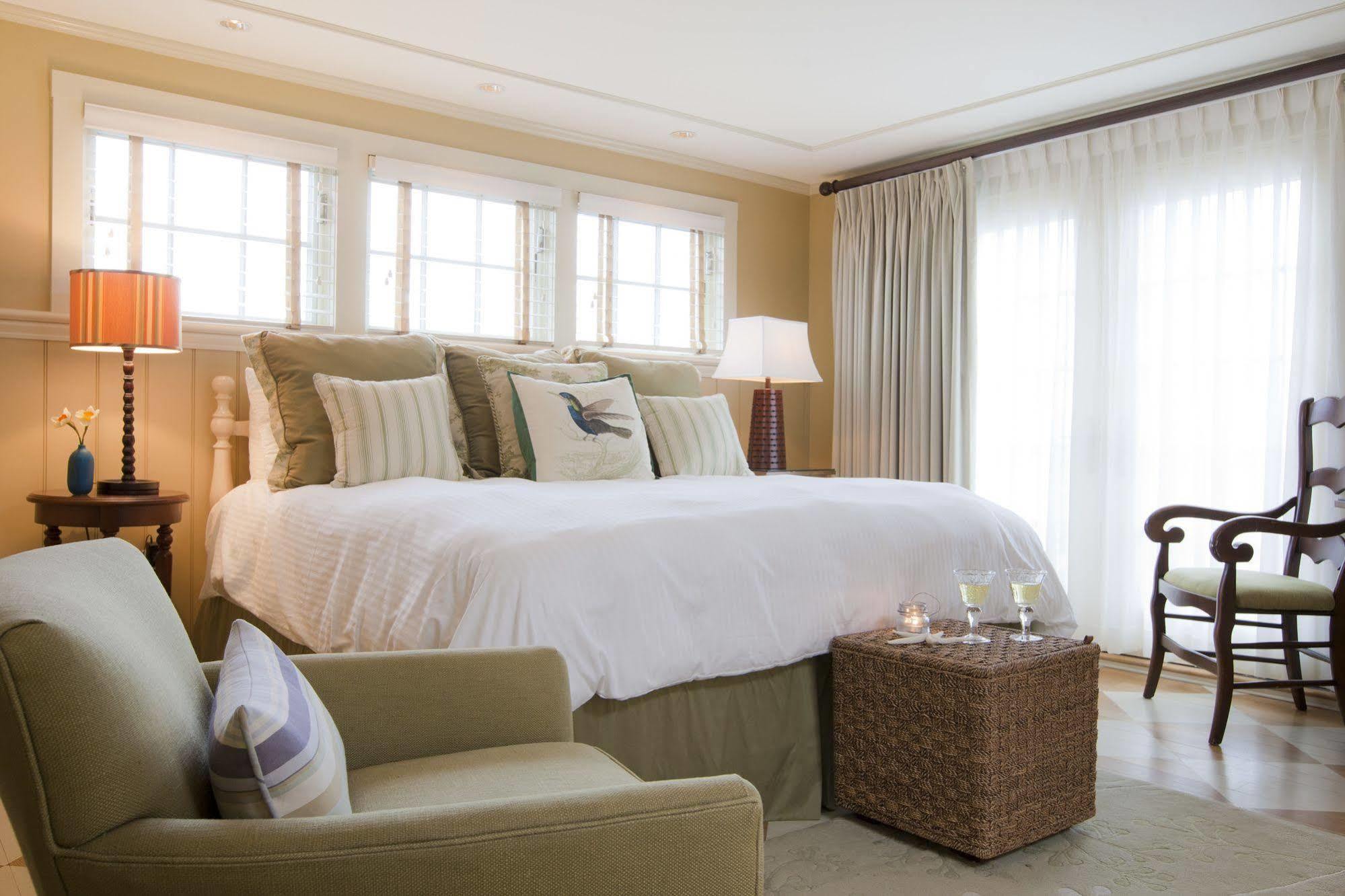 Vineyard Square Hotel And Suites Эдгартаун Экстерьер фото