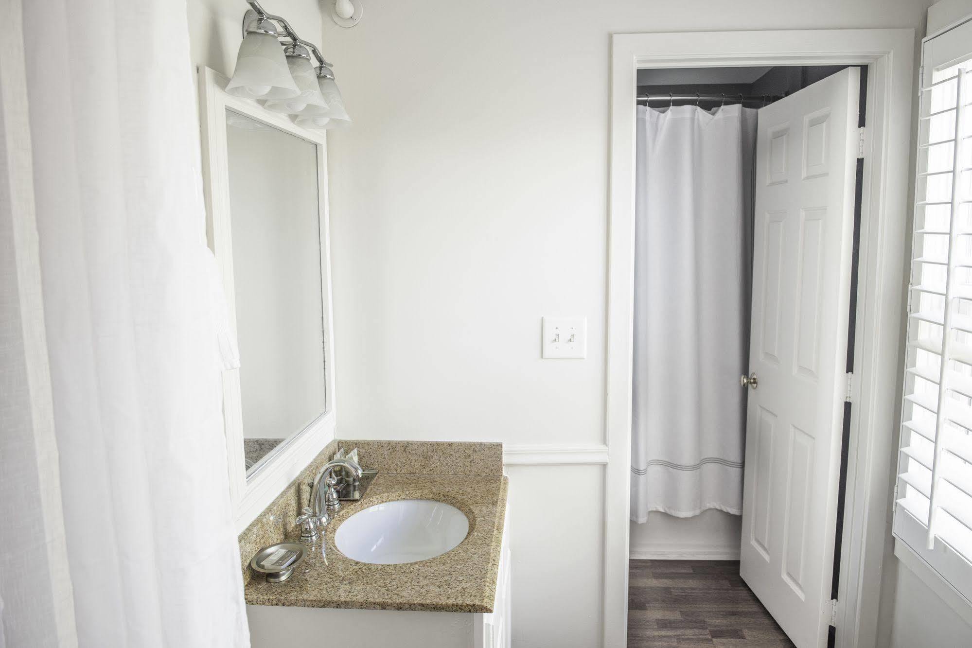 Vineyard Square Hotel And Suites Эдгартаун Экстерьер фото